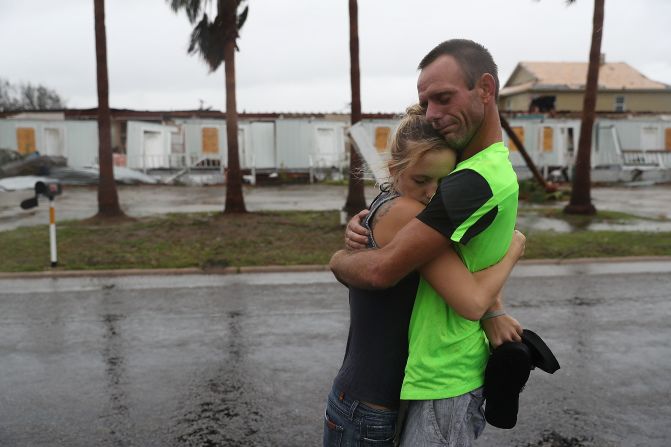 Dos habitantes de Rockport, Texas, se abrazan después de haber escapado del apartamento en el que se encontraban y que fue severamente afectado por el huracán Harvey.