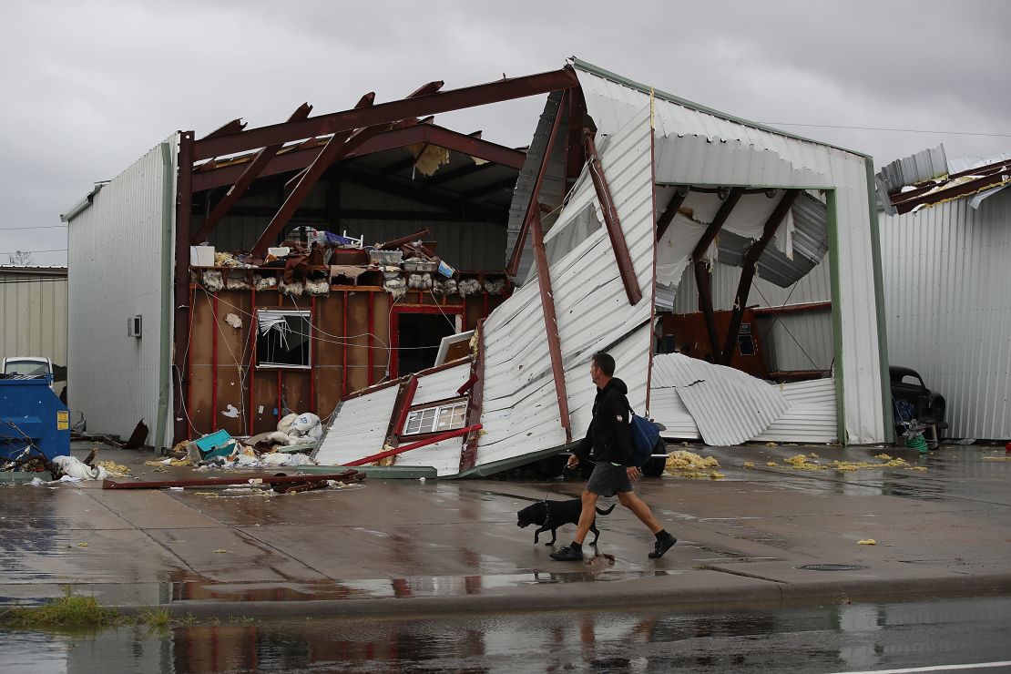 En Rockport, Texas, Harvey arrasó con casas, techos, apartamentos y construcciones. Muchos de los residentes abandonaron sus hogares, tras las devastadoras consecuencias.