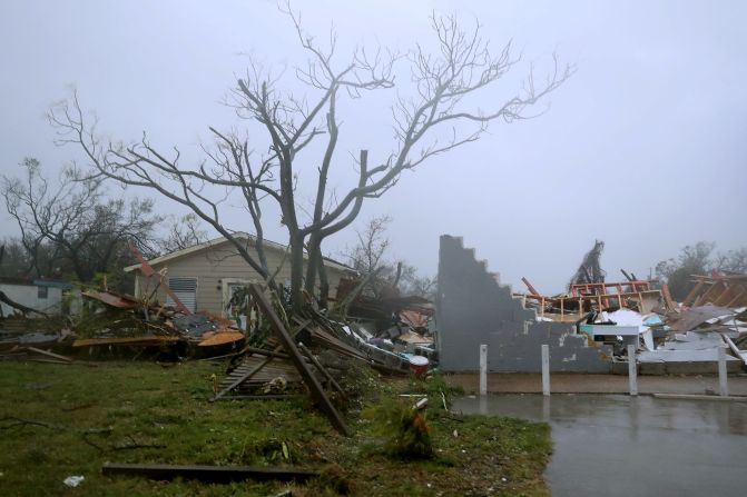 En Rockport, Texas, el huracán Harvey arrasó con múltiples edificios y construcciones. Aquí se ve una de las casas destruidas por el paso del ciclón en la mañana de este sábado.