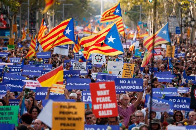 "No tenemos miedo", ese es el mensaje de la gran marcha que vive Barcelona este sábado. Una semana después de los atentados, los ciudadanos y las autoridades se manifestaron contra el terrorismo.