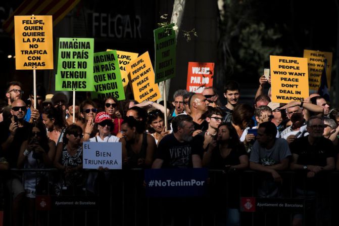 Ciudadanos de Barcelona, España y otros países acudieron a la manifestación convocados por el ayuntamiento de Barcelona y la Generalitat, de Catalunya, principales organizadores. El sentimiento que los unía era decir: "no tenemos miedo".