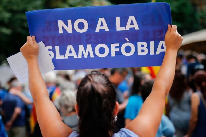 Una mujer sostiene un cartel que dice "No a la islamofobia", antes de la marcha ciudadana para rechazar el terrorismo. "No tenemos miedo", es el lema de la manifestación, para rechazar los ataques terroristas que sacudieron a Barcelona.