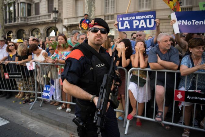 Los Mossos d'Esquadra, la policía autonómica de Cataluña, también participaron en la gran marcha de rechazo al terrorismo en España. Los Mossos fueron clave en la respuesta al ataque ocurrido en Las Ramblas, donde 14 personas murieron, y en la posterior captura de los sospechosos. Los protagonistas del acto fueron los agentes de seguridad, emergencias médicas, vecinos y comerciantes de Las Ramblas, quienes atendieron a las víctimas el día del atropello.