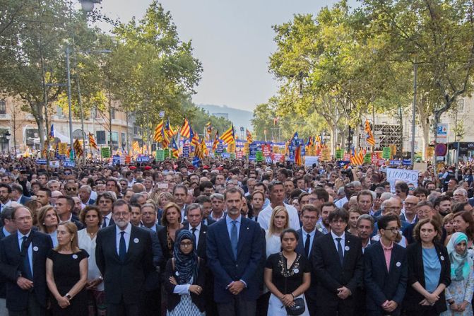 El príncipe Felipe VI de España camina durante la manifestación ciudadana en rechazo a los ataques terroristas que sacudieron a Barcelona y Cambrils la semana pasada. Es la primera que Felipe acude a una concentración de este tipo. Todos los miembros del gobierno también participaron.