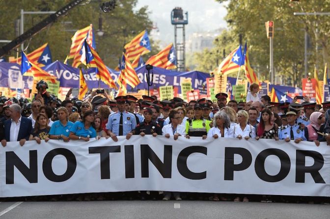 "No tenemos miedo", ese es el mensaje de la gran marcha que vive Barcelona este sábado. Una semana después de los atentados, los ciudadanos y las autoridades se manifestaron contra el terrorismo. En la imagen, decenas de personas caminan detrás de un cartel gigante con ese mensaje.