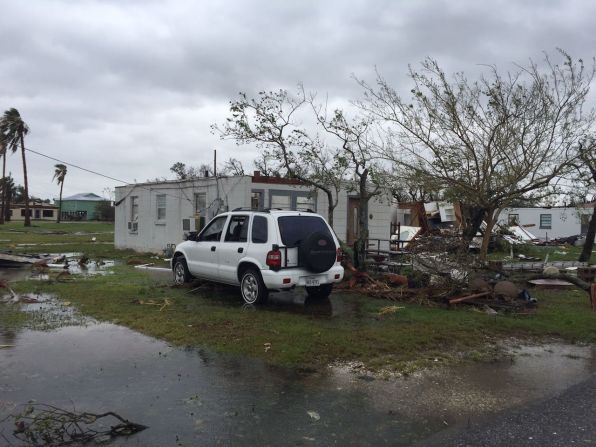 Las fuertes lluvias causaron inundaciones en la localidad de Rockport, Texas, este sábado.