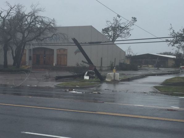 En esta imagen se ven cables de energía derribados por el Harvey, que luego de tocar tierra se convirtió en Tormenta Tropical.