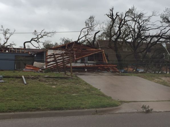 Cercas destruidas dejó el huracán Harvey en su paso por Rockport este sábado.