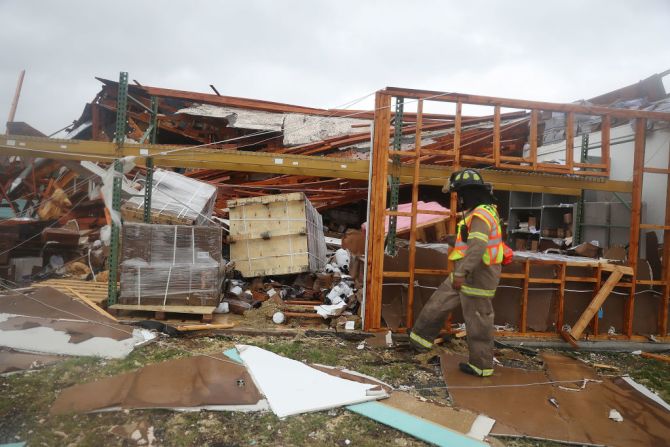 Un bombero va puerta a puerta en su misión de rescate en Rockport.