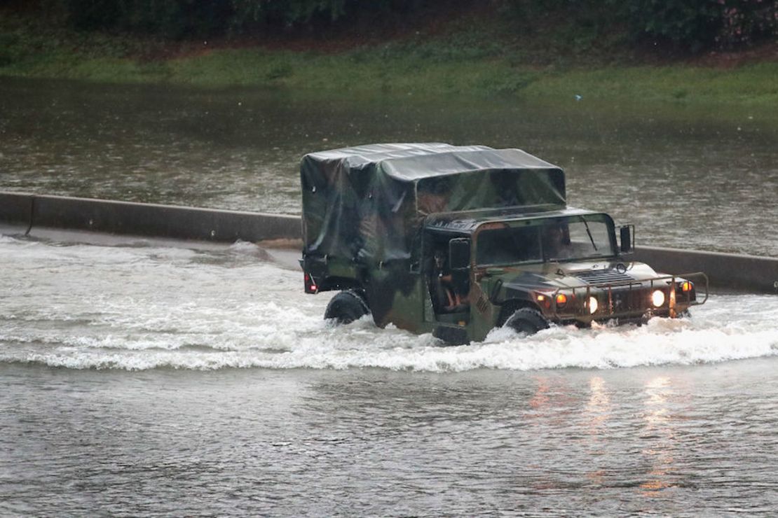 Un vehículo militar circula por una calle anegada en Houston, Texas.