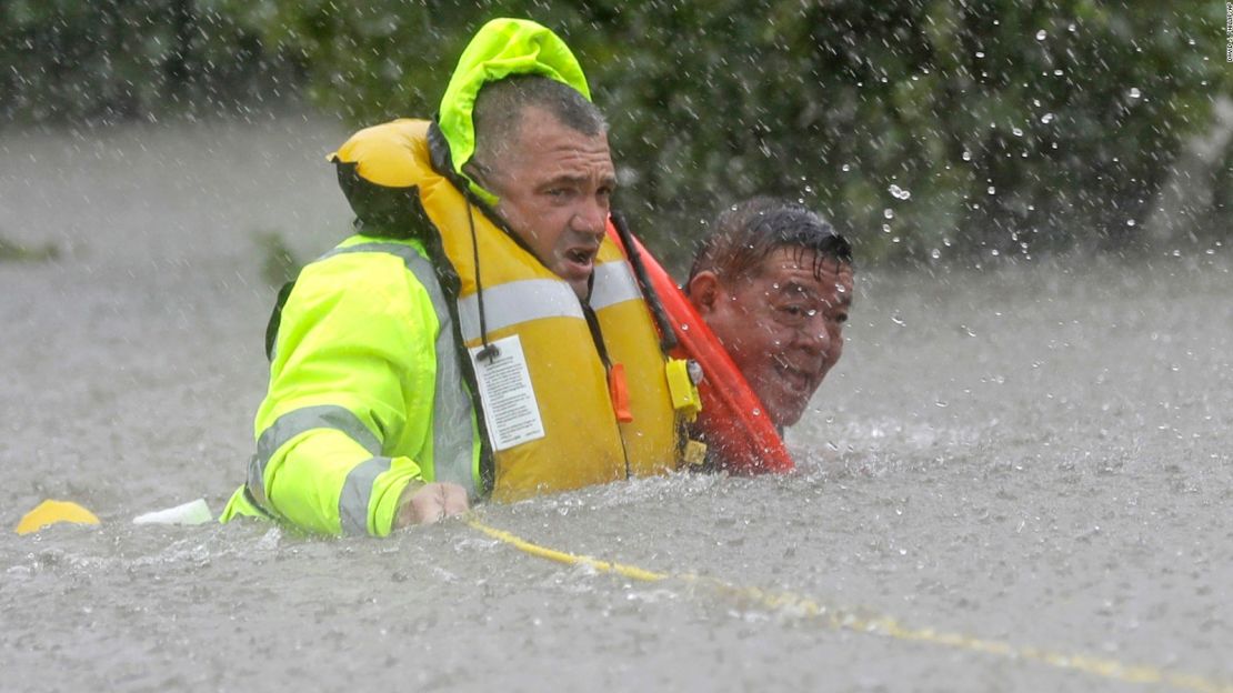 Wilford Martínez (d) es rescatado de su carro inundado en la Interstatal 610 en Houston el 27 de agosto.