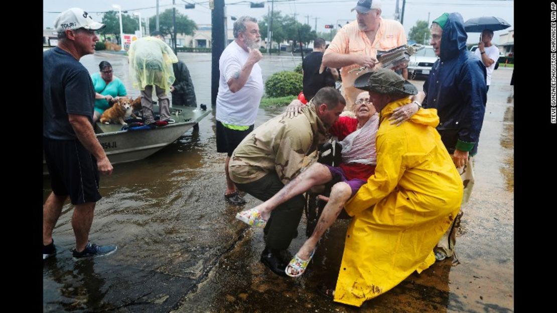 Jane Rhodes es rescatada por sus vecinos en Friendswood (Texas), este 27 de agosto.