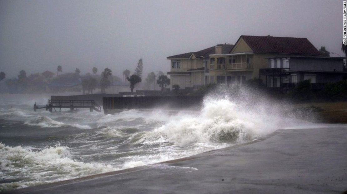 Olas golpean la costa mientras Harvey se acerca a Corpus Christi (Texas) el 25 de agosto.