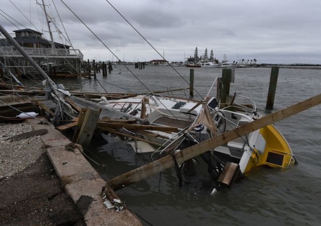 Un bote hundido en Port Aransas tras el paso del huracán Harvey.