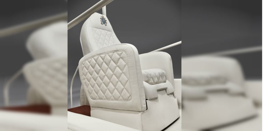 En el apoyabrazos de la silla papal Francisco encontrará un control que le permite manejar la inclinación del asiento y, si quiere, girarlo hasta 360 grados para saludar a los feligreses.