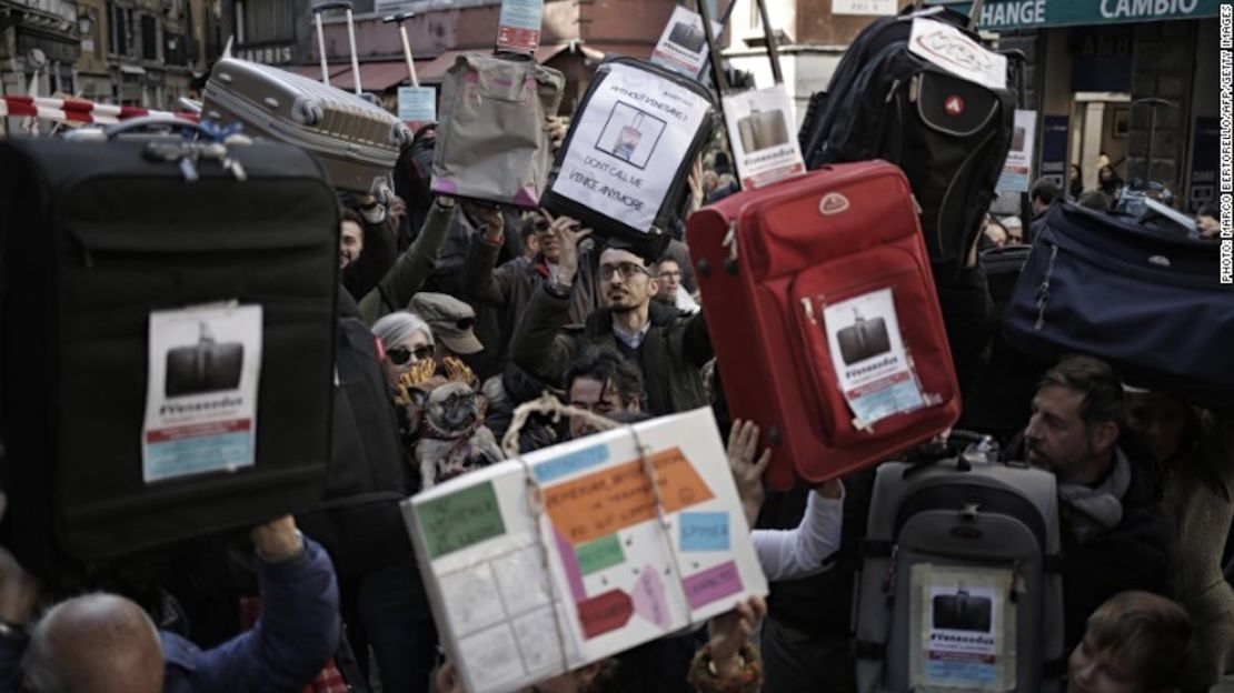 Un grupo de residentes de Venecia protestan en contra el aumento del turismo.