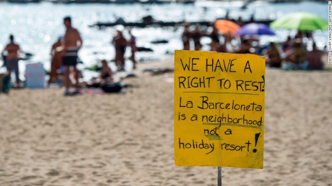 "Tenemos derecho a descansar" dice este aviso en la playa de Barceloneta, en Barcelona.