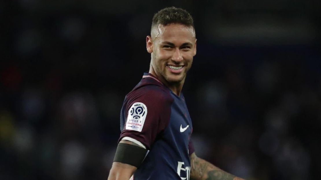 El pasado 4 de agosto, el jugador brasileño Neymar, de solo 25 años, se convirtió en el jugador más caro del mundo. Su traspaso del Barcelona al PSG costó 263 millones de dólares.