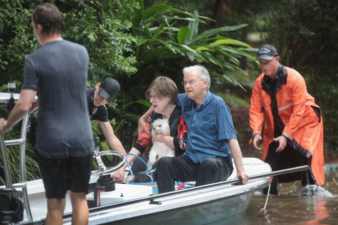 Voluntarios y agentes de la patrulla de seguridad del barrio ayudan a rescatar a residentes y a sus perros en el barrio de River Oaks el 27 de agosto de 2017 en Houston, Texas. Crédito: Scott Olson / Getty Images