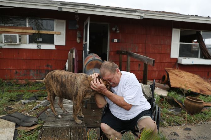 Steve Culver se abraza y gime junto a su perro Otis al recordar el "momento más aterrador de su vida", cuando el huracán Harvey destruyó la mayor parte de su casa el 26 de agosto de 2017 en Rockport, Texas. Crédito: Joe Raedle / Getty Images