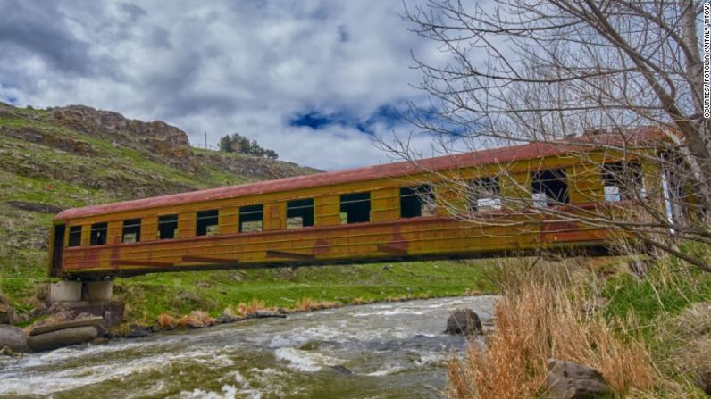 Este antiguo vagón de tren fue convertido en un puente por ingenieros georgianos.