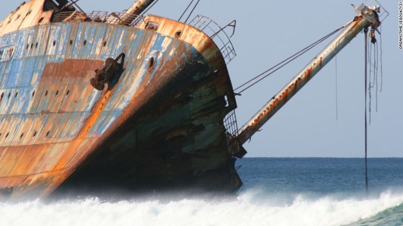 Construido en 1940, el barco American Star naufragó tras desprenderse de buques de remolque durante una tormenta.