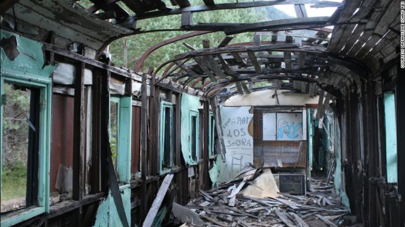 Este carro de tren colapsado se encuentra en la estación de ferrocarril internacional de Canfranc, en los Pirineos.