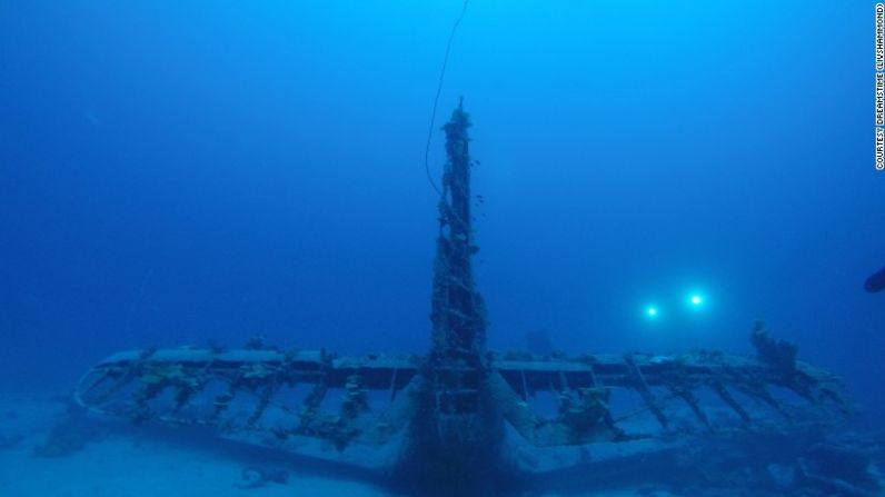 El avión de cola visto aquí es sólo una de muchas piezas de escombros aéreos en las aguas alrededor de las Islas Marshall.