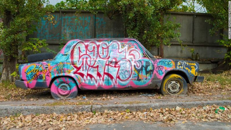 Artistas del graffiti han transformado este auto abandonado en Kiev (Ucrania) en una obra de arte.