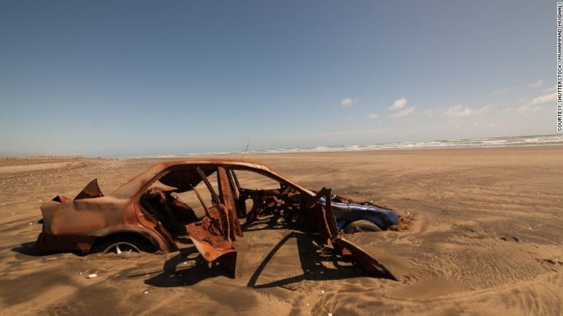 Este auto relativamente moderno fue probablemente sumergido por las aguas de las mareas, mientras que sus propietarios estaban ausentes.