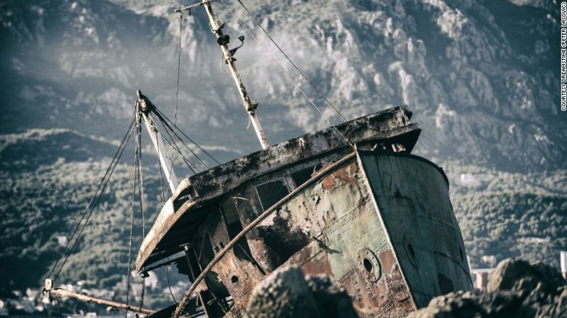 Un barco de pesca naufragado en la costa de Montenegro.