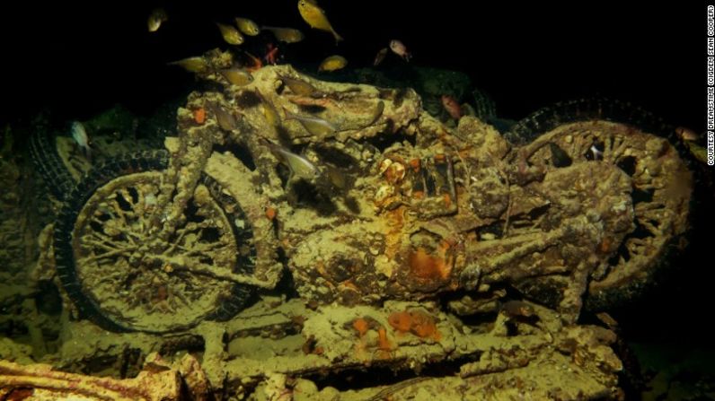 Cuando el SS Thistlegorm (buque mercante británico) se hundió durante un ataque alemán en 1941, se llevó consigo una serie de vehículos, entre ellos motocicletas, camiones, aviones, vehículos blindados y dos locomotoras de vapor.