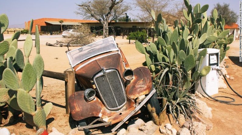 Un auto viejo cerca del parque nacional Namib-Naukluft en Namibia.