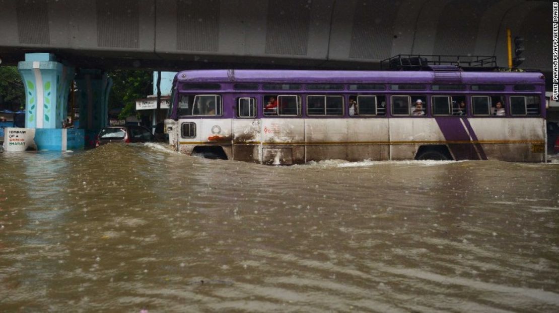 Un autobús trata de transitar por una inundada calle en Mumbai.