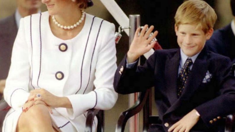 Mientras vivió, Diana quiso subastar algunas de sus prendas y accesorios para apoyar campañas que luchan contra el SIDA y el cáncer. En esta foto, la princesa aparece con su hijo menor durante la conmemoración de un aniversario más del Día de la Victoria sobre Japón, en la Segunda Guerra Mundial.