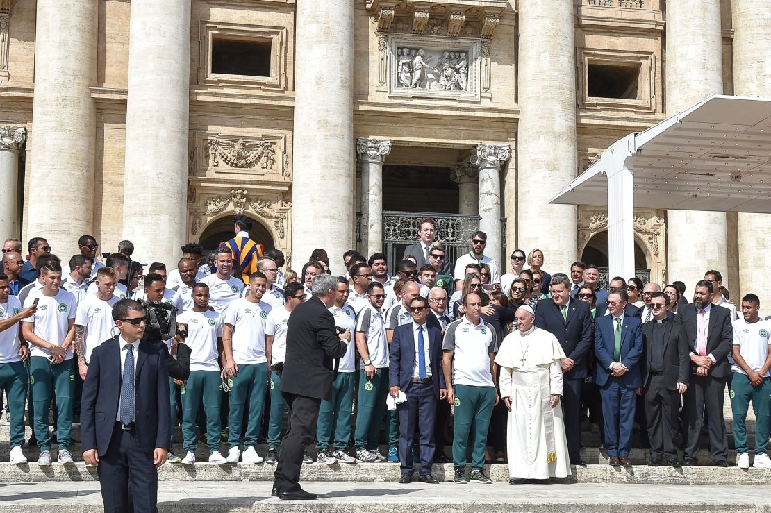 El papa Francisco recibe a la delegación del Chapecoense en la Plaza de San Pedro.