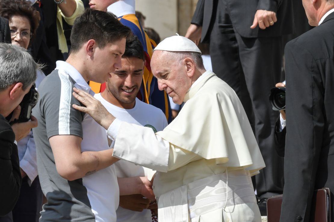 El papa bendice a los jugadores Alan Ruschel (i) y Jackson Follmann, del Chapecoense, durante la audiencia general en la Plaza de San Pedro.