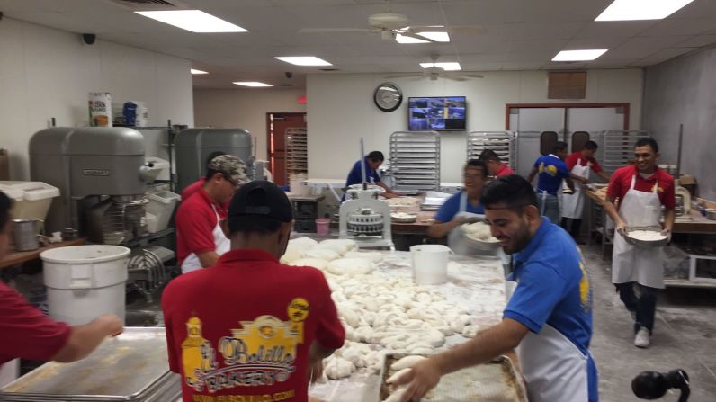 Como muchos en Houston, los panaderos de El Bolillo quedaron encerrados por el elevado nivel del agua tras el paso de Harvey. Ellos decidieron aprovechar su tiempo allí para ayudar a su comunidad. Mira esta galería para conocer su historia.