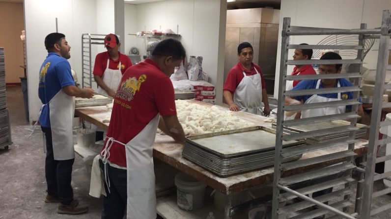 Cuatro panaderos trabajaron sin descanso por 24 horas para hacer y hornear 5.000 raciones de pan dulce.