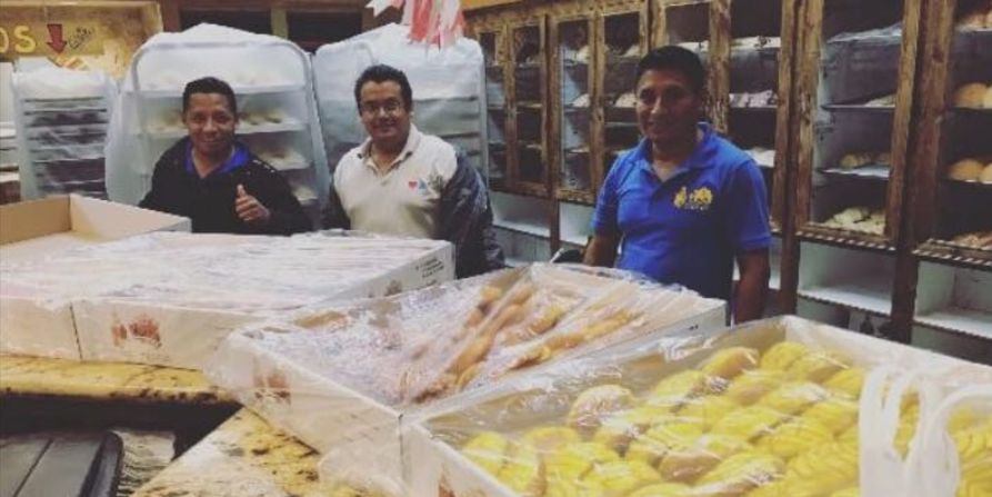 Durante la noche de la emergencia, los panaderos de El Bolillo, en Houston, dedicaron su tiempo a hacer pan dulce para los más afectados.