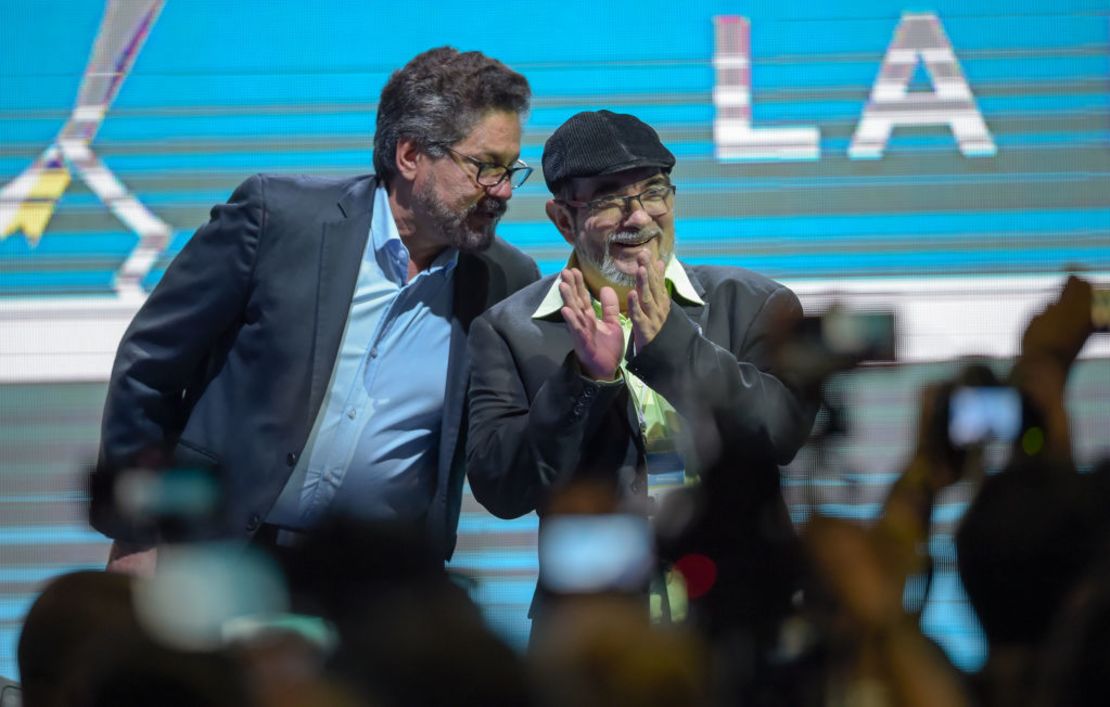 Rodrigo Londoño Echeverri (derecha) e Iván Márquez durante el Congreso Nacional de las FARC en Bogotá, donde definen las directrices del partido político de las FARC.