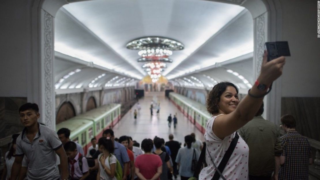 Una de las primeras paradas de los turistas en Pyongyang es el metro.