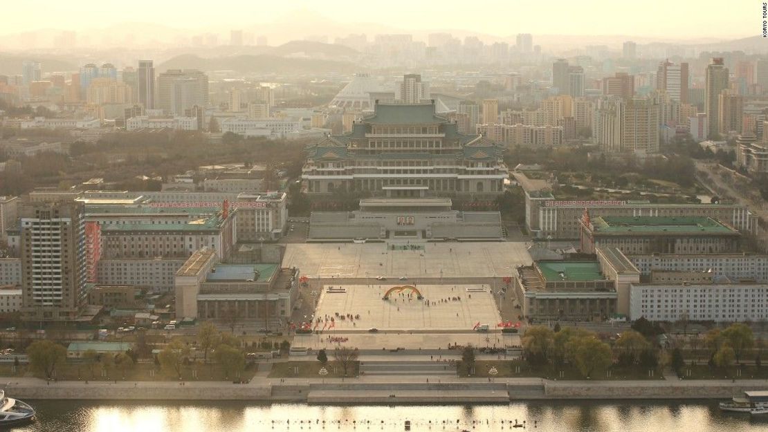 La mayoría de los viajeros que vuelan a Corea del Norte comienzan en la capital, Pyongyang. La Torre Juche ofrece excelentes vistas panorámicas de la ciudad y de la Plaza Kim Il-sung, donde se suelen llevar a cabo todos los desfiles militares.