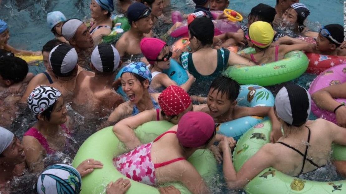 Nadadores en un complejo de piscinas de Pyongyang.