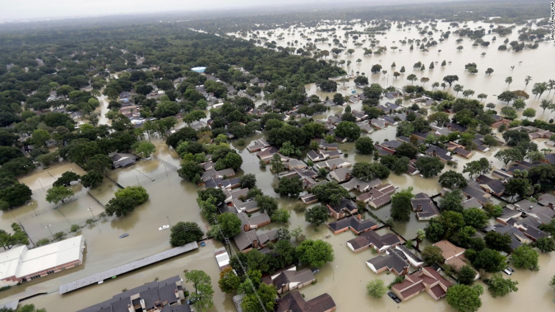 El agua del depósito de Addicks fluye hacia barrios de Houston, el 29 de agosto.