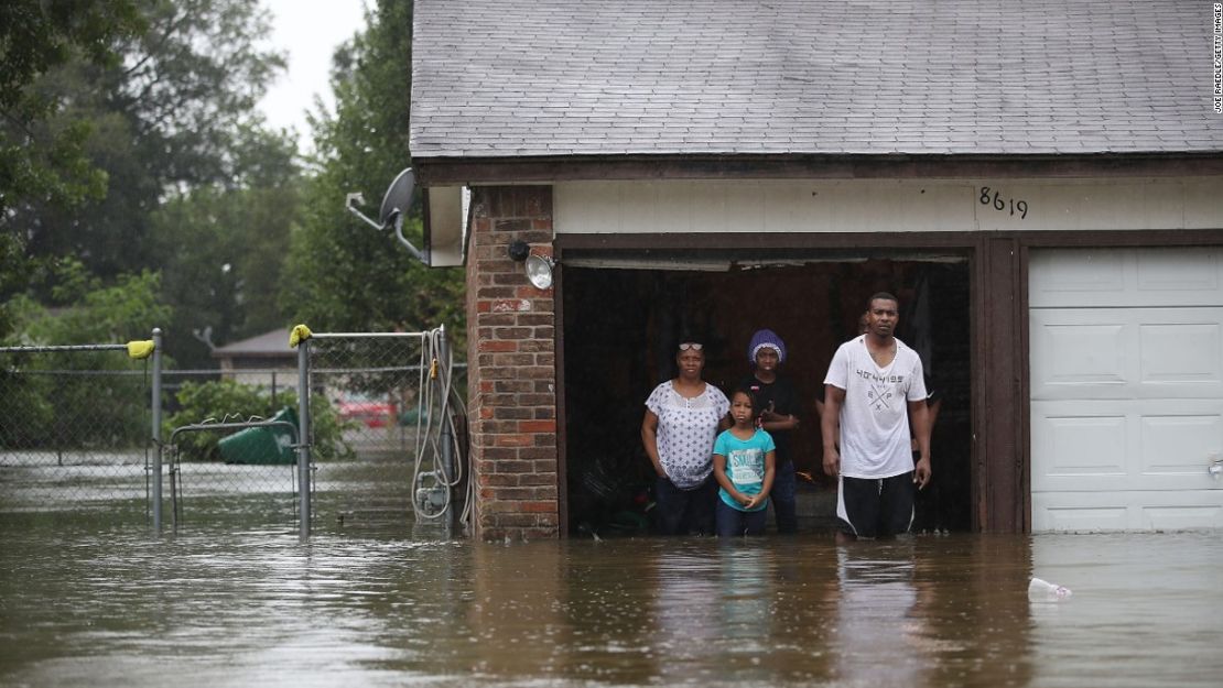 Una familia espera para ser rescatada de su casa inundada en Houston, el 28 de agosto.