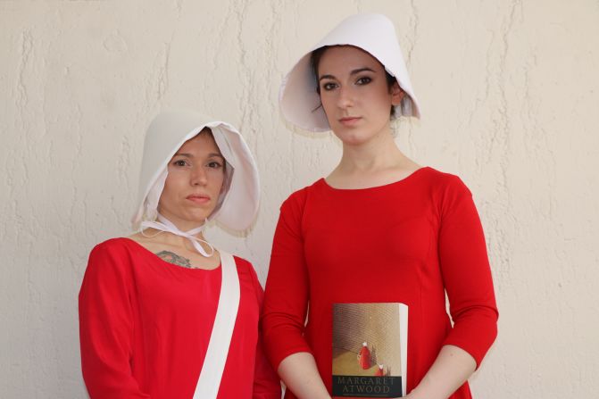 Dos fans de la serie de TV de Hulu "The Handmaid's Tale" ambientada en un futuro distópico donde la mujer es sometida.