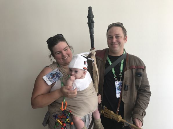 Familia fanática de Star Wars en la convención de Dragon Con, de Atlanta, EE.UU.