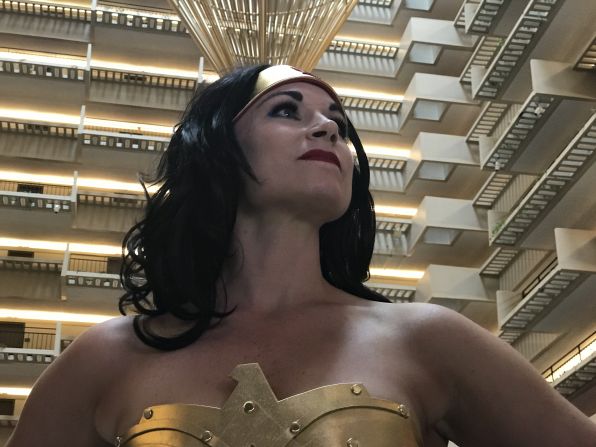 La inconfundible Mujer Maravilla en la encarnación de esta fanática en Dragon Con.