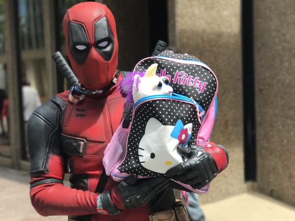 Fanático en Dragon Con de Atlanta, disfrazado del personaje de cómic Deadpool, creado por Rob Liefeld y el guionista Fabian Nicieza